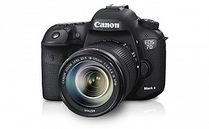 Canon EOS 7D Mark II Kit (EF-S18-135mm IS STM) Front And Side