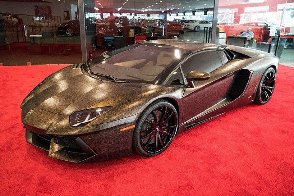 Lamborghini_Aventador_wrapped_in_snake_skin