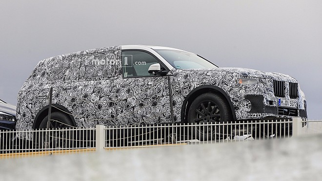 BMW X7 Caught on Camera for the First Time Wearing Heavy Camo