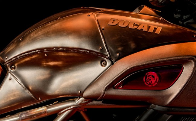 The fuel tank, leather seat and the front cowl has all sorts of details and one can be mesmerized by such a good work