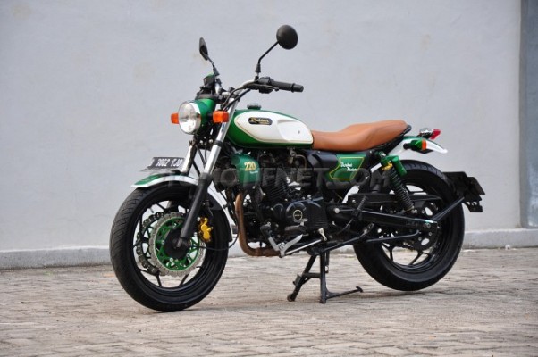 Indonesian Custom Bike Maker Rudy Gunawan Converted Bajaj Pulsar 220F Into Retro Classic Motorcycle