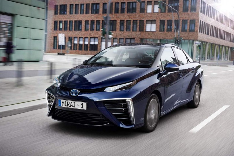 2016-Toyota-Mirai-with-8-airbags-and-additional-safety-features 2016-Toyota-Mirai-with-8-airbags-and-additional-safety-features