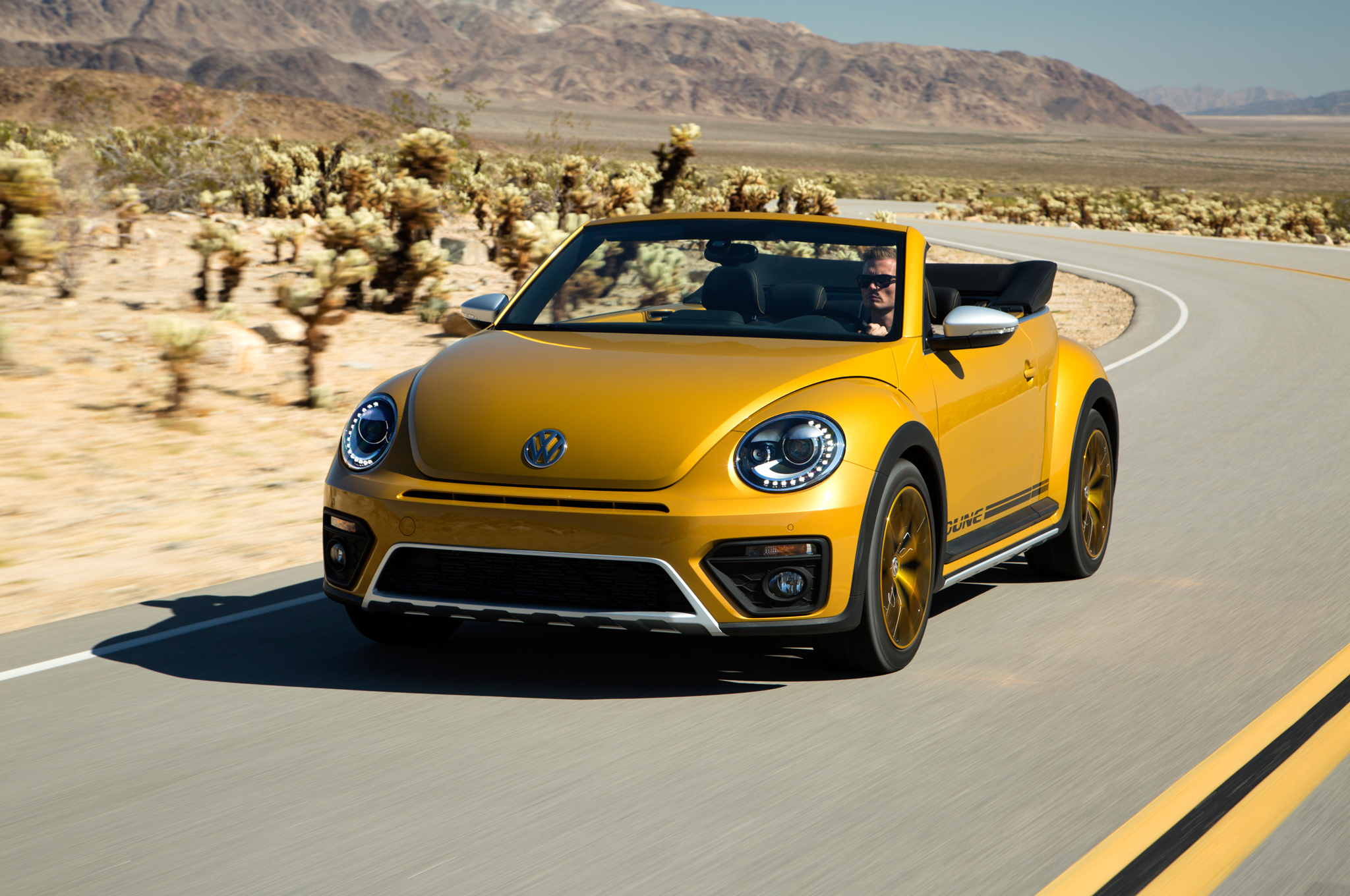 2016 Volkswagen Beetle Dune Cabriolet in motion 2016 Volkswagen Beetle Dune Cabriolet