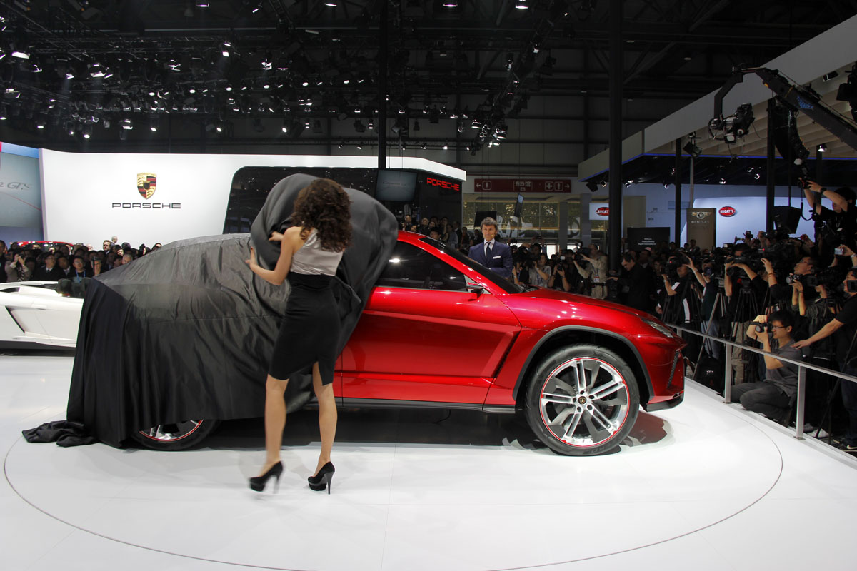 Lamborghini Urus Hybrid SUV Front Side Profile