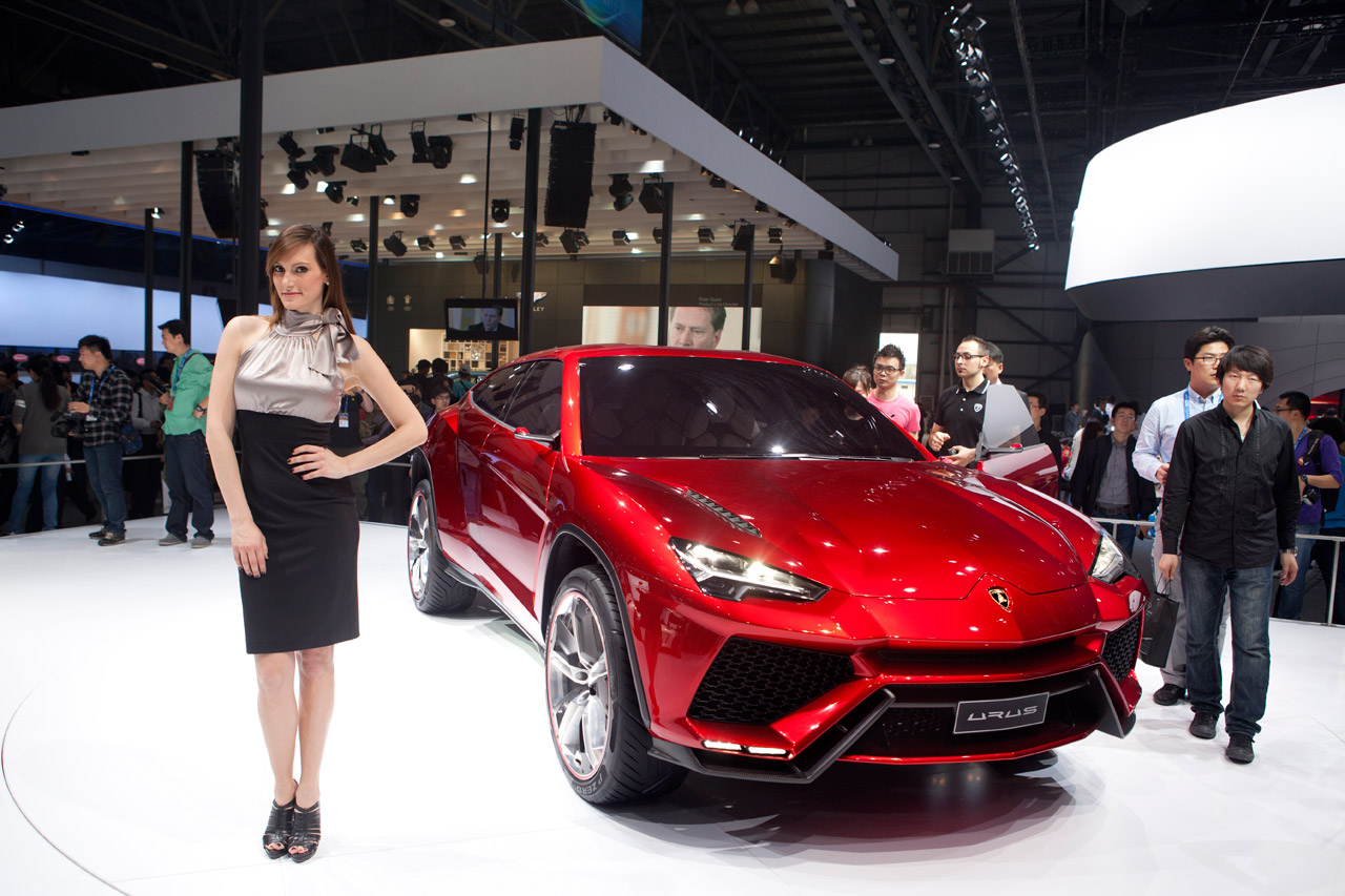 Lamborghini Urus Hybrid SUV Front Side Profile