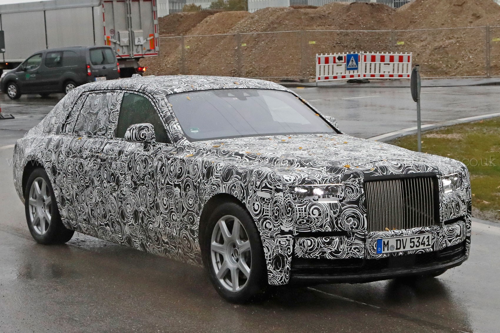 2017 Next-gen Rolls Phantom to Debut at this Year-end Front Side Profile Spy Shot