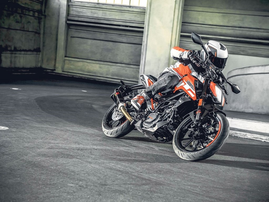 2017 KTM Duke from the side profile