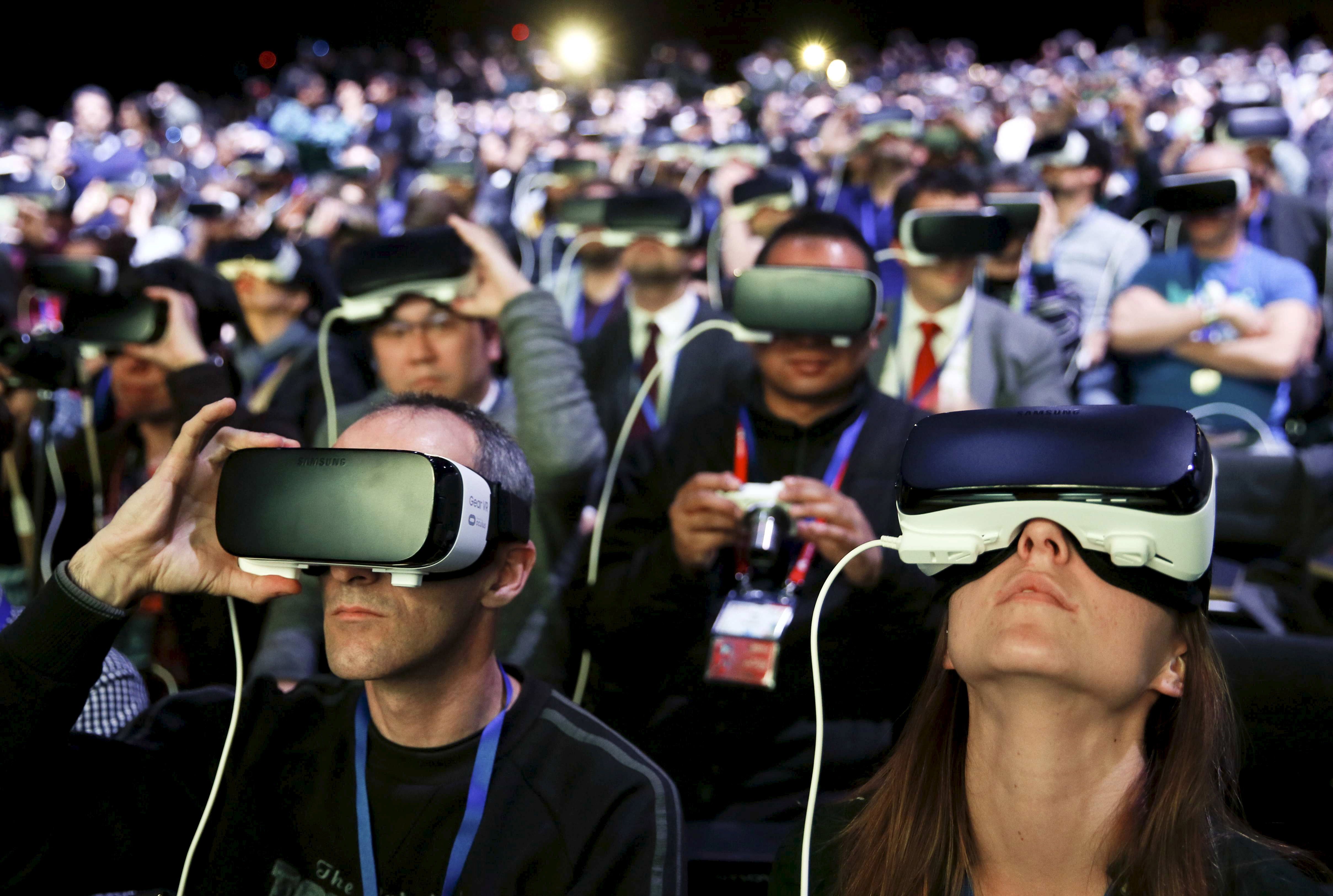 The people got mesmerised with 360-degree video viewing feature of Samsung VR Gear