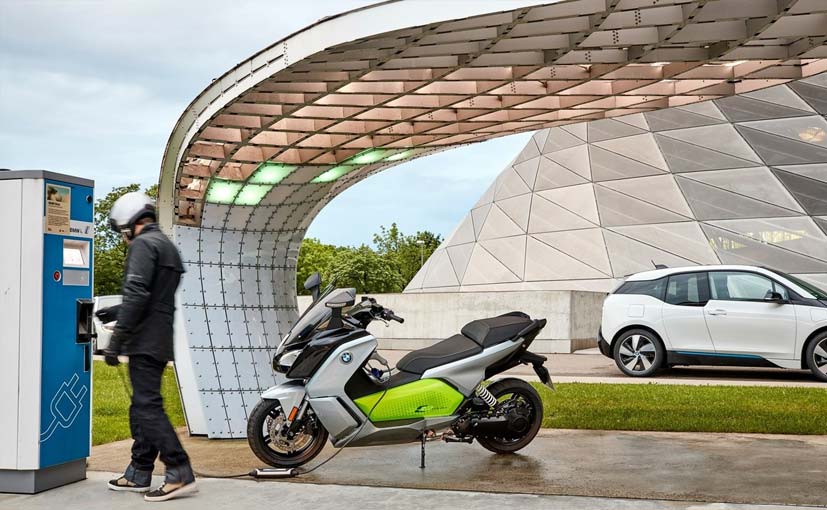 2017 BMW second generation C Evolution e-scooter Battery Charging