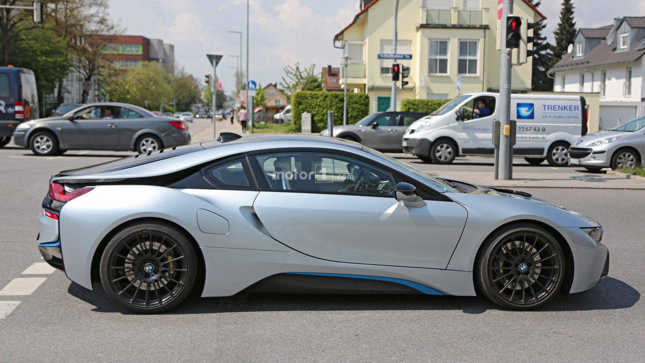 2017 BMW i8 Facelift at side profile 