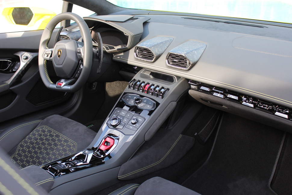 Lamborghini Huracan Spyder RWD Variant inside the cabin