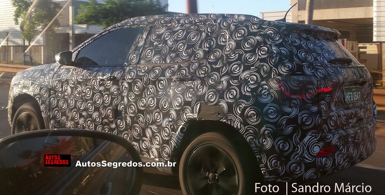 Jeep C-SUV or Project 551 spied side profile in Brazil