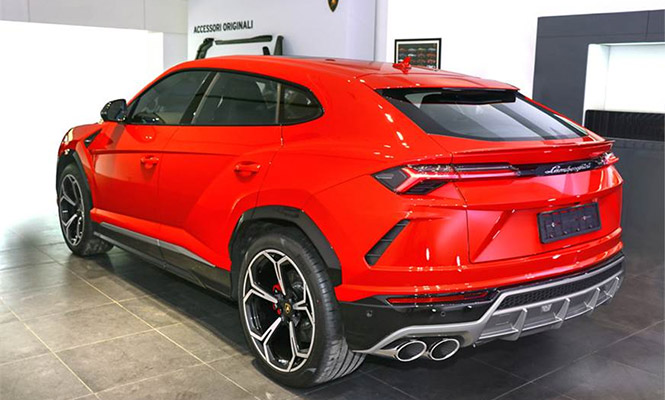 Lamborghini-urus-rear-view