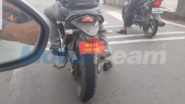 Entry level Mahindra Mojo with single exhaust and skinnier tyre