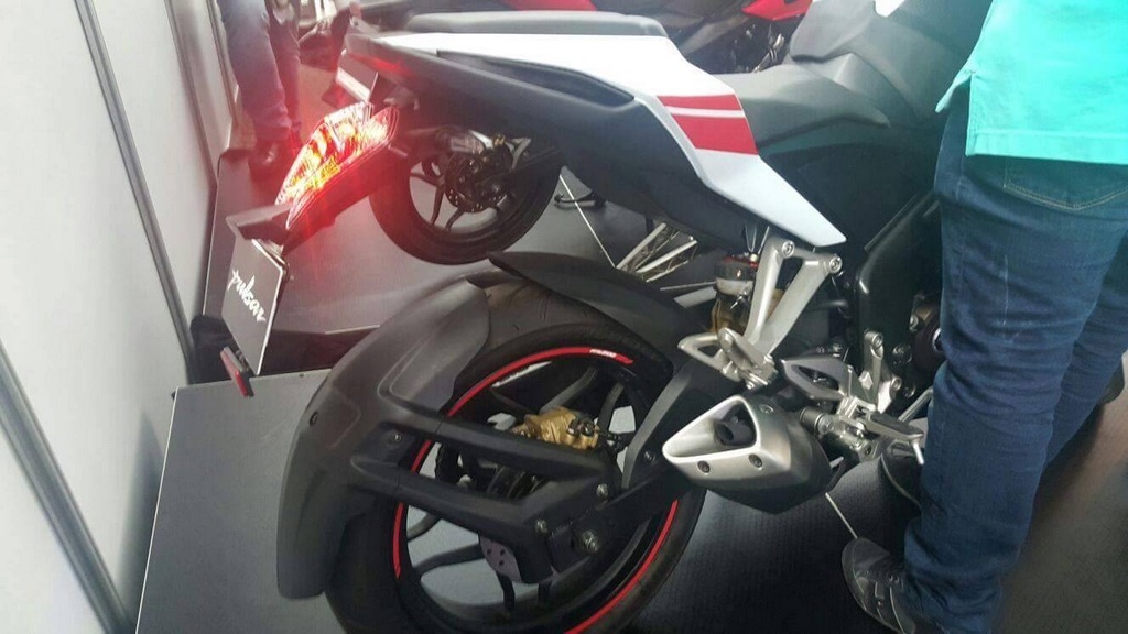 bajaj pulsar rs200 red-white color