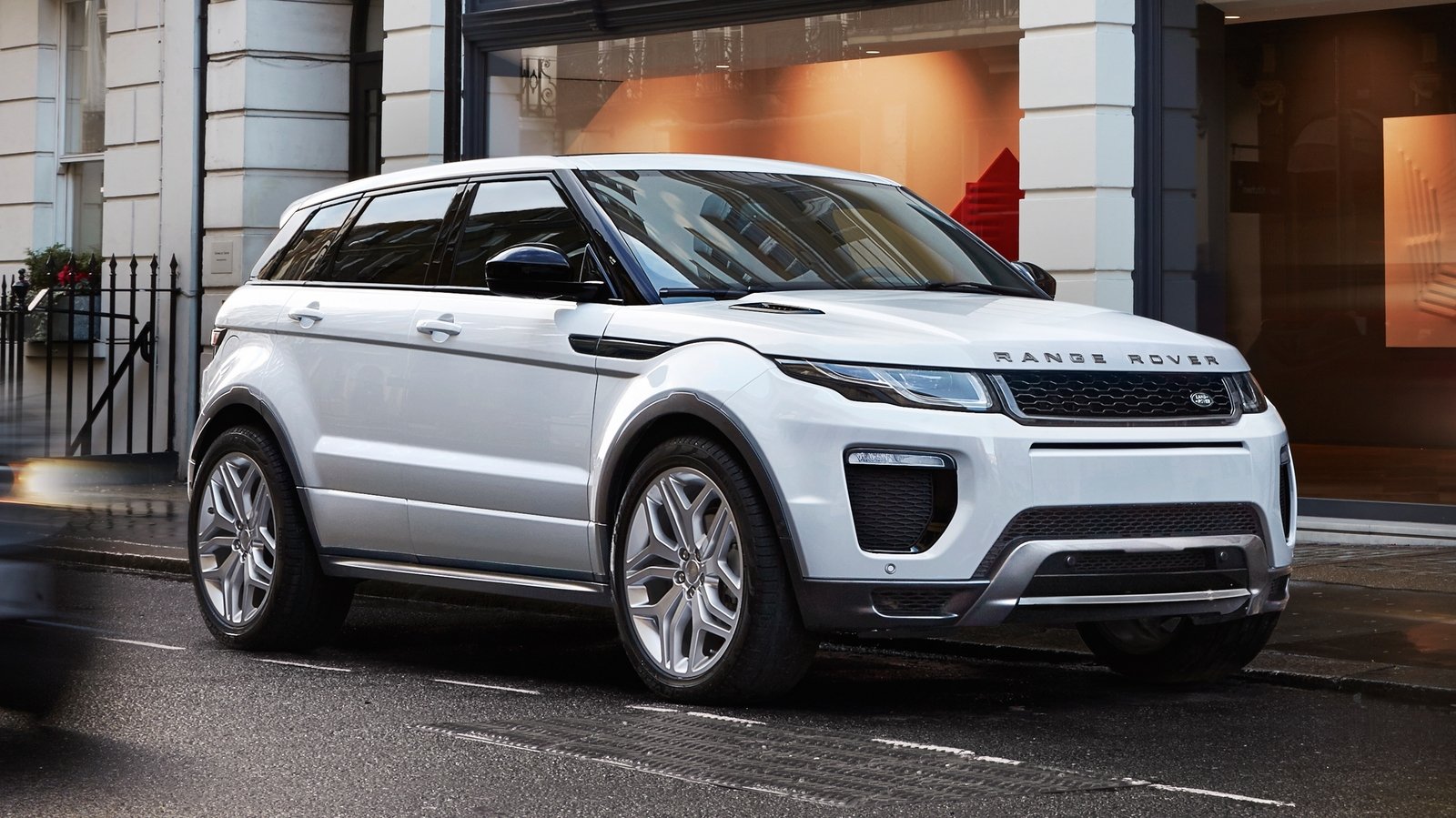 Updated 2017 JLR Range Rover Evoque India Front Side Profile