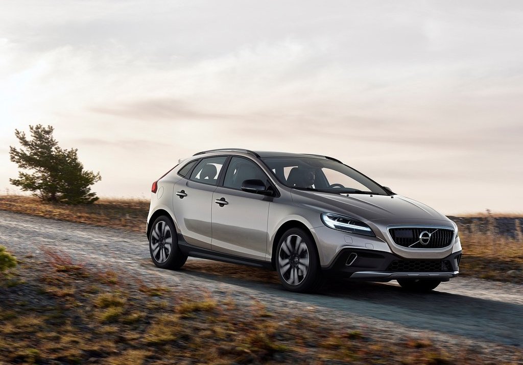 Updated Facelift Version of Volvo V40 Cross Country Front Side Profile