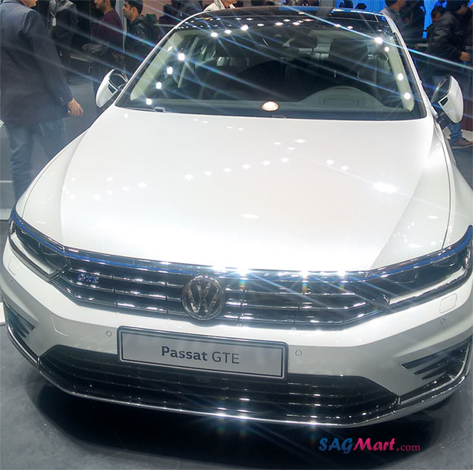 Volkswagen Passat GTE variat at 2016 Auto Expo