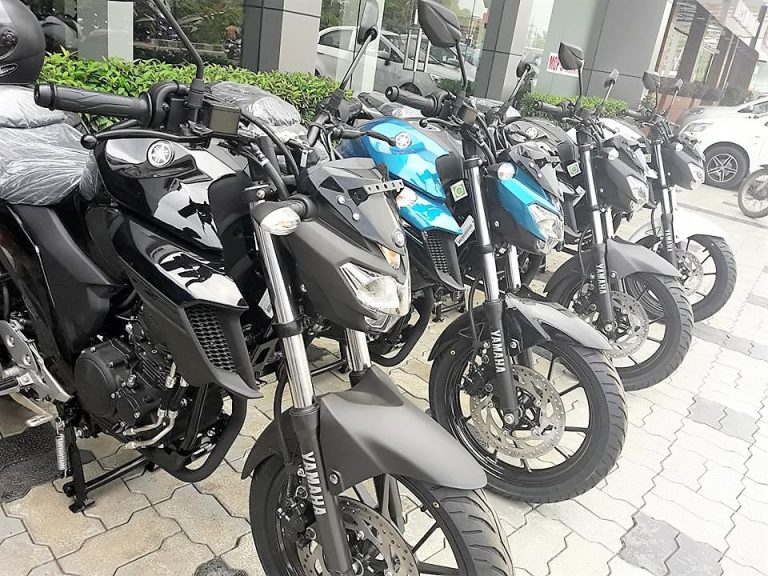 Yamaha FZ25 at MCP Yamaha Dealership in Kerela