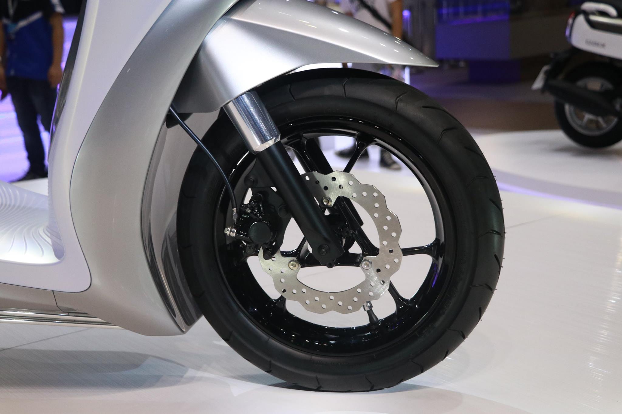Yamaha Glorious Conept at Vietnam Motorcycle Show front disc brake