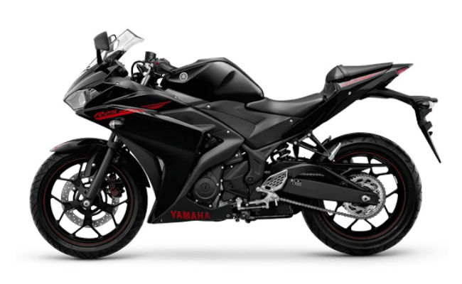 Yamaha R25 in Black Color