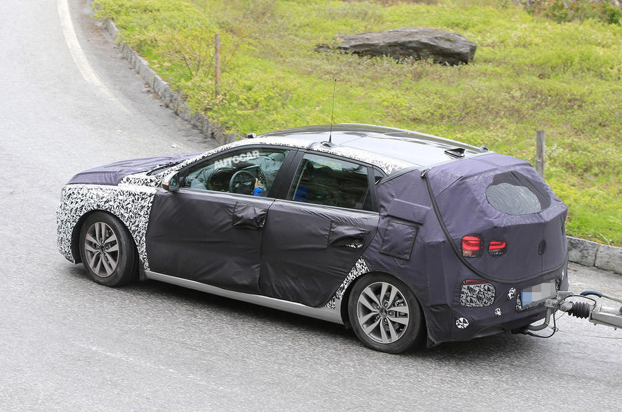 Hyundai i30 spied testing