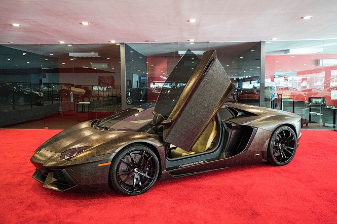 Lamborghini_Aventador_wrapped_in_snake_skin