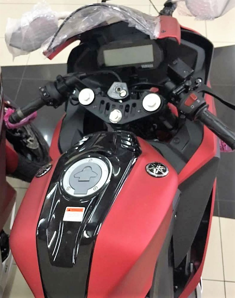 fuel tank and instrument console on new Yamaha R15 Version 3.0 fuel tank and instrument console on new Yamaha R15 Version 3.0