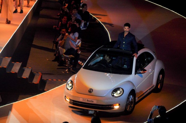 Shahid Kapoor Entering the stage in the new Volkswagen Beetle