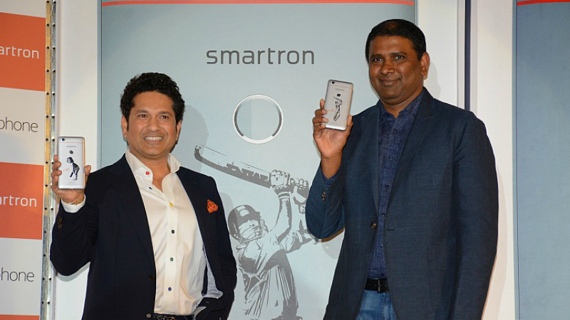 Sachin-Tendulkar-Launches-Smartron-Srt.phone