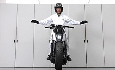 CES 2017: Honda Showcased Self-Balancing Motorbike