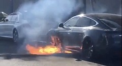 Tesla Model S Auto-Catches Fire As Faulty Battery Pack Cited As the Reason