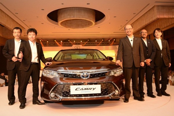  Toyota Camry Hybrid Price Slashed Up To INR 2.3 lakhs in India