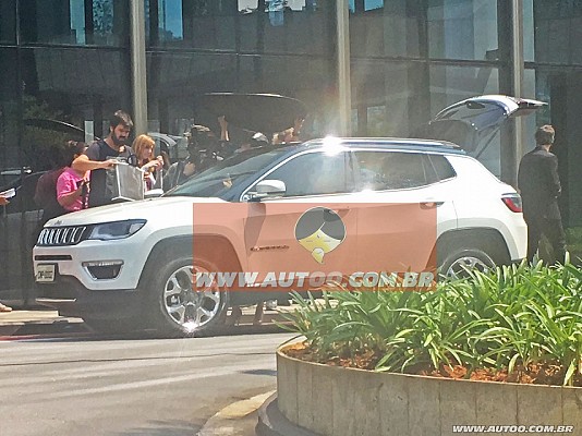 Undisguised Jeep C-SUV Spotted on the Ground