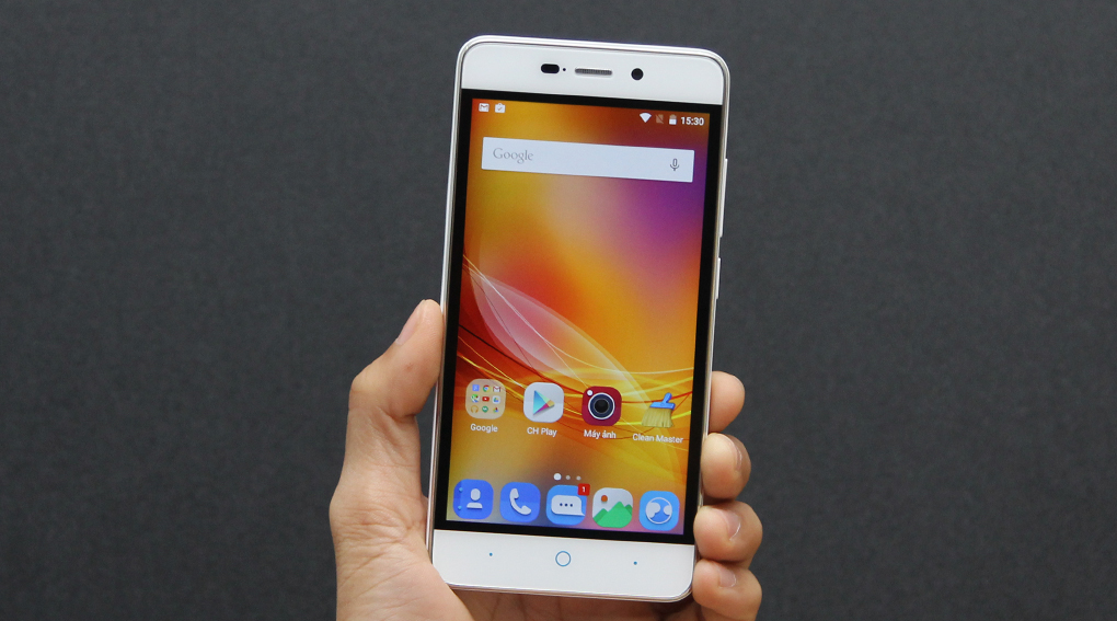 The ZTE Blade D2 features a 5-inch HD IPS display