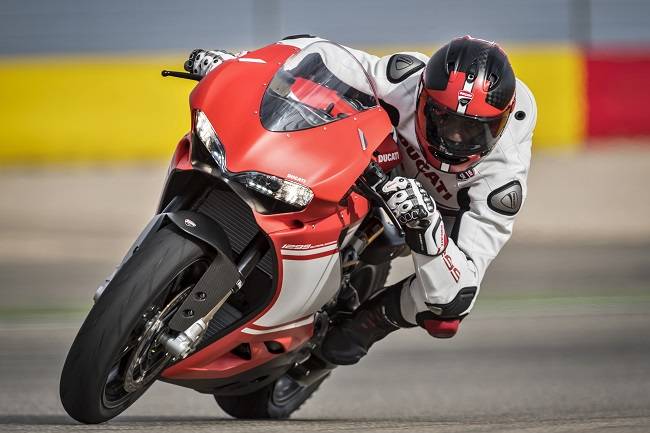 Ducati 1299 Superleggera on track 