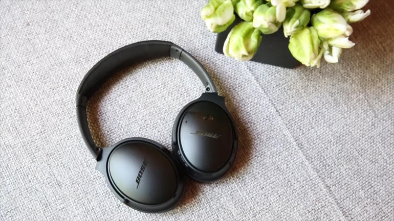 Bose QuietComfort 35 Wireless Noise Cancelling Headphones in Black Color Variants